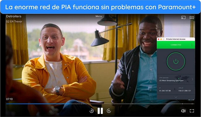 Persona usando una m&aacute;scara mientras ve la transmisi&oacute;n de 'Detroiters' en Paramount+ con una VPN de PIA
