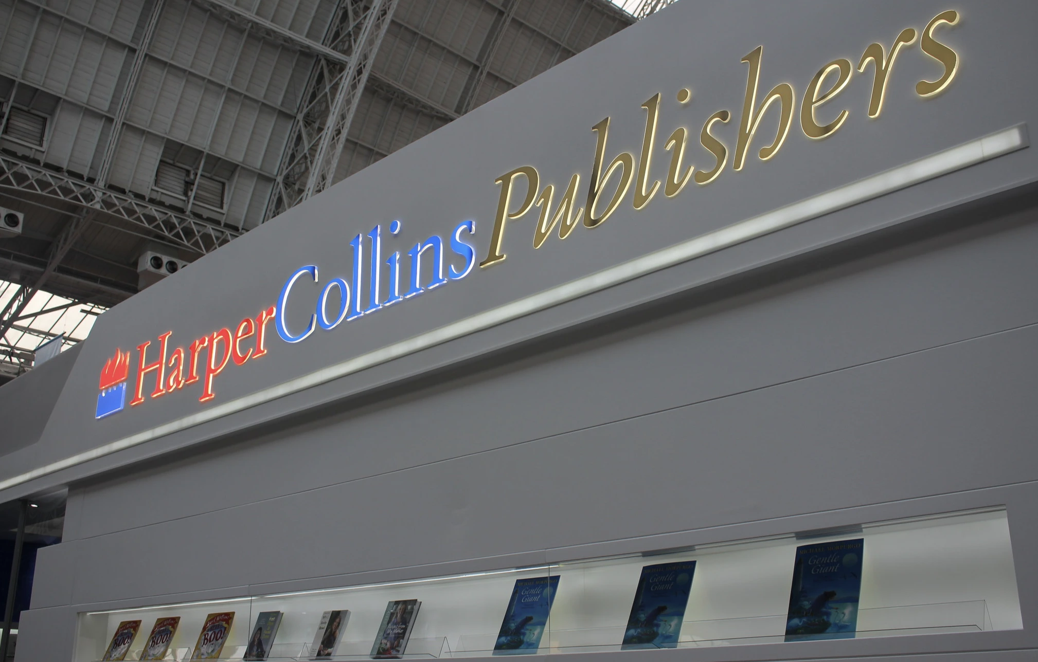 HarperCollins kooperiert mit KI-Unternehmen, Autoren diskutieren &uuml;ber Beteiligung