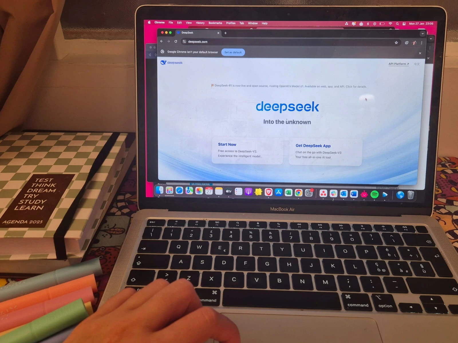 DeepSeek schr&auml;nkt Registrierungen nach Cyberangriffen ein