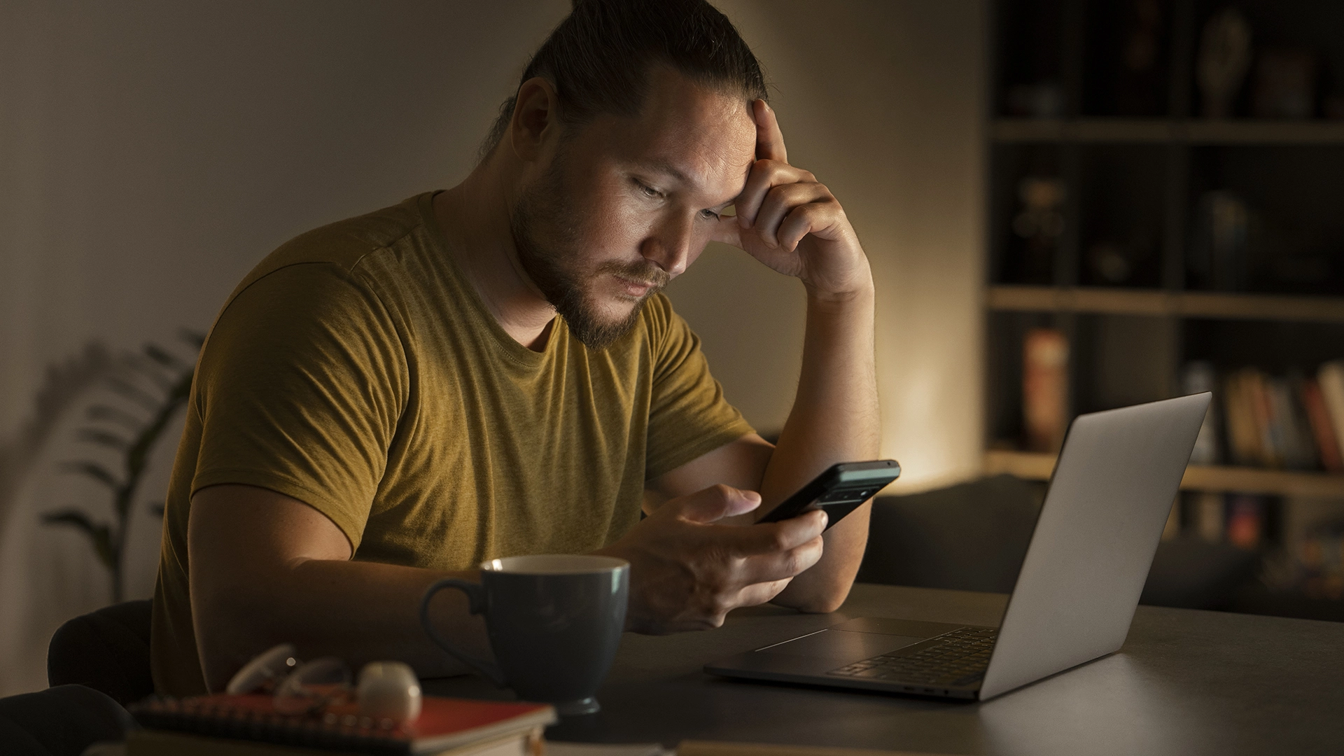 Menschen, die Doomscrolling betreiben, neigen dazu, st&auml;rker an Fake News zu glauben