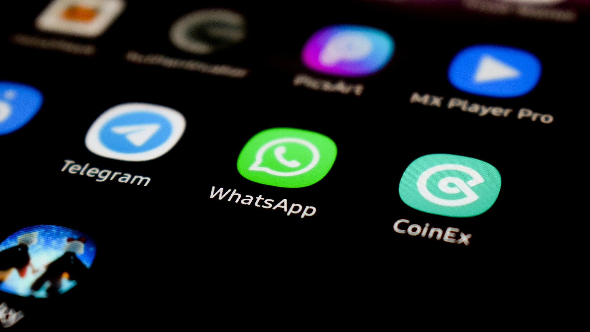 WhatsApp startet Werbung im Status und f&uuml;gt kostenpflichtige Kanalfunktionen hinzu